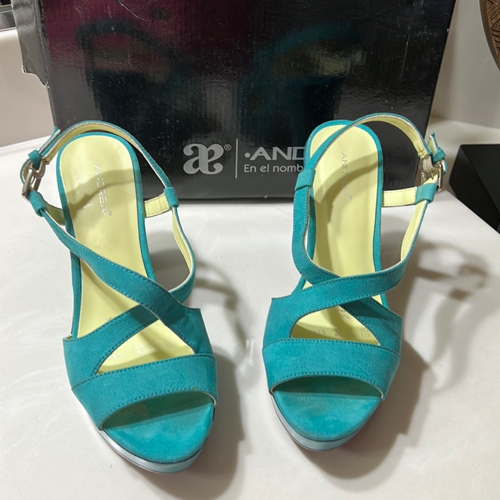 Heel ANDREA,color turquoise,size7 1/2,platform medium high,new in good condition